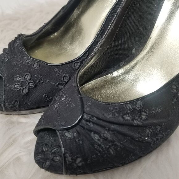 STEVE MADDEN FLORAL FABRIC HEELS. BLACK. SZ 9M - Picture 2 of 16